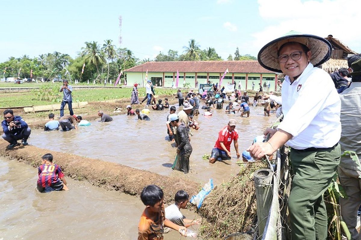 Wakil Ketua DPR RI bidang kesejahteraan rakyat (Korkesra) Gus Muhaimin menghadiri panen raya sekaligus melepas bibit ikan nila di Kolam Kalungguhan, Desa Utama, Kecamatan Cijeunjing, Kabupaten Ciamis, Jawa Barat, Minggu (27/3/2022). 