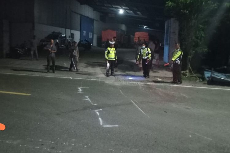 Truk muatan pupuk yang diparkir selama 3 hari di Kabupaten Ngawi tiba tiba mundur dan menewaskan pejalan kaki yang sedang menunggu bus. Polres Ngawi masih menyelidiki penyebab mundurnya truk yang ditinggalkan sopir tersebut.