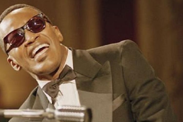 Aktor Jamie Foxx memerankan musisi dan vokalis Ray Charles dalam film Ray. Peran ini memberi Foxx, Academy Award untuk Aktor Terbaik pada tahun 2005.