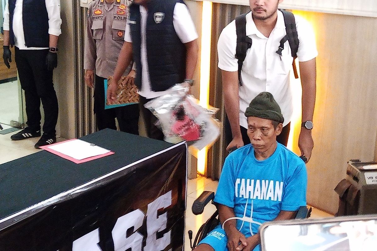 Ibin (63) dukun pengganda uang yang bunuh suami istri Muhammad Rosikhi dan Nur Azizah Turokhmah digelandang ke Polda Jawa Tengah, pada Rabu (20/8/2025).