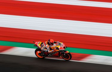 Pebalap Repsol Honda Team, Marc Marquez memacu sepeda motornya saat sesi latihan bebas 2 MotoGP seri Pertamina Grand Prix of Indonesia 2022 di Pertamina Mandalika International Street Circuit, Lombok Tengah, NTB, Jumat (18/3/2022).