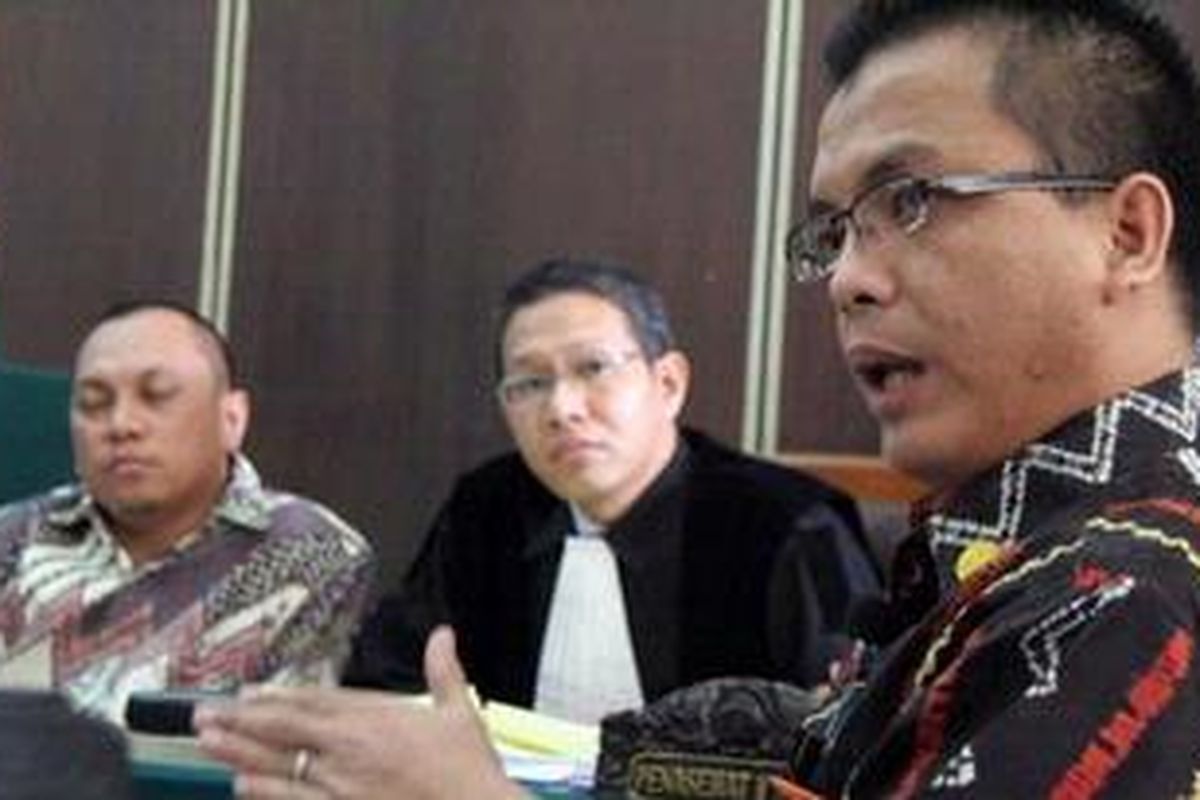 Sekretaris Satuan Tugas Pemberantasan Mafia Hukum, Denny Indrayana (kanan), memberikan kesaksian dalam persidangan terdakwa Gayus HP Tambunan (kiri) di Pengadilan Negeri Jakarta Selatan, Senin (11/10/2010). 
