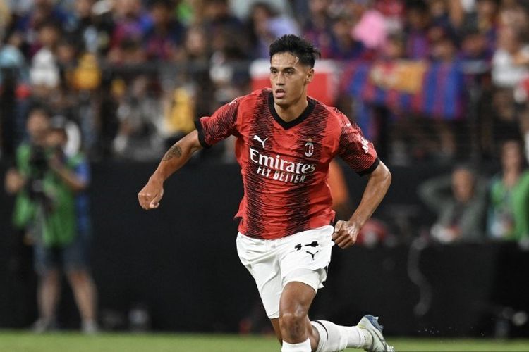 Gelandang AC Milan berdarah Indonesia, Tijjani Reijnders, kala beraksi dalam laga uji coba kontra Barcelona di Stadion Allegiant, Las Vegas, Amerika Serikat, 1 Agustus 2023.  Candice Ward/Getty Images/AFP (Photo by Candice Ward / GETTY IMAGES NORTH AMERICA / Getty Images via AFP)