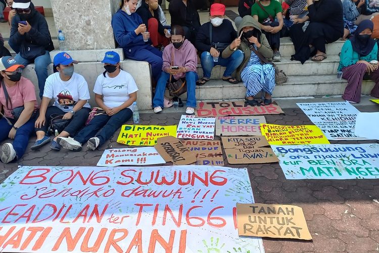 RELOKASI: Warga Bong Suwung saat menunggu hasil dialog antara warga, DPRD DIY, dan PT KAI Daop 6 Yogyakarta, Kamis (12/9/2024)