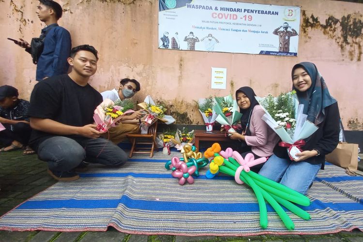 Sekumpulan pemuda dari Kecamatan Kutoarjo, Purworejo, Jawa Tengah sedang berjualan bucket di Universitas Muhammadiyah Purworejo, Jawa Tengah pada Sabtu (26/11/2022).