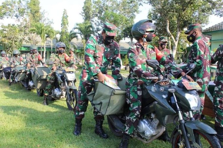 Seluruh Babinsa koramil jajaran Kodim 0806 Trenggalek, membawa beras bantuan bagi masyarakat terdampak covid-19, di markas Kodim 0806 Trenggalek, Rabu (11/08/2021).