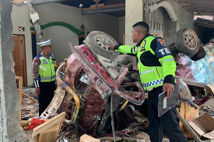 RINGSEK—Mobil Suzuki Carry yang dikemudikan Bejo (64) ringsek usai terjun ke jurang menimpa rumah di jalan penghubung antara Dusun Siroto-Dusun Tempel, Desa Bubakan Kecamatan Girimarto, Kabupaten Wonogiri, Jawa Tengah, Jumat (25/10/2024)