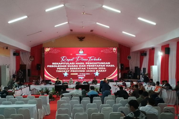 Suasana di rungan rapat pleno rekapitulasi hasil penghitungan suara Pemilu di KPU Jabar, Jalan Garut, Kota Bandung, Jawa Barat, Minggu (17/3/2024) malam.