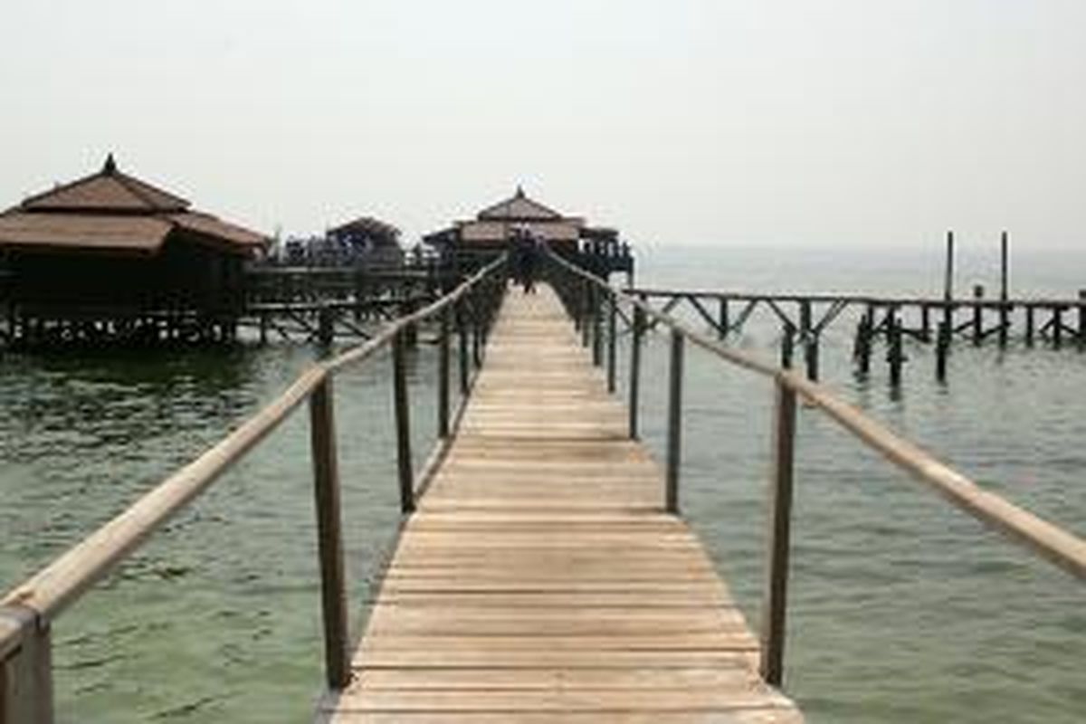 Cottage terapung di Pulau Bidadari, Kepulauan Seribu, Jakarta.