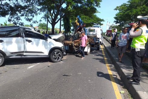 Mobil Tabrak Motor dan Gerobak di Lamongan, 2 Orang Tewas
