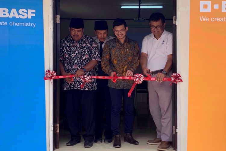 Peresmian laboratorium komputer untuk para siswa SDN Kedung Dalem III Mauk, Tangerang, yang merupakan bantuan dari BASF dan Habitat for Humanity Indonesia.