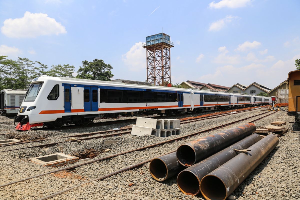 Satu rangkaian kereta Bandara Soekarno-Hatta (Soetta) buatan PT Industri Kereta Api (INKA) terlihat di Balai Yasa, Manggarai, Jakarta, Senin (18/9/2017). 