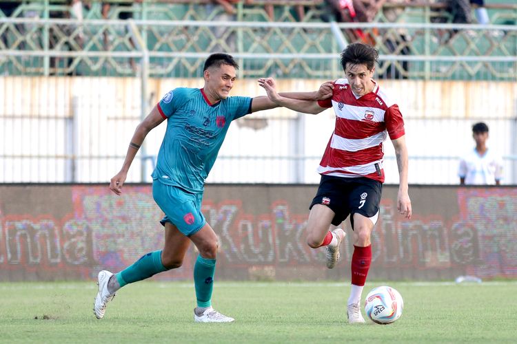 Pemain Madura United Francisco Rivera dan Persita Tangerang Christian Rontini saat laga pekan ke-28 Liga 1 2023-2024 yang berakhir dengan skor 3-2 di Stadion Gelora Bangkalan, Rabu (6/3/2024) sore.