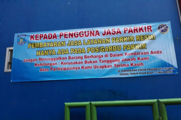 Sebuah banner peringatan dari Dinas Perhubungan DKI terpasang di area parkir Blok F Pasar Tanah Abang. (doc. Dishub)  
