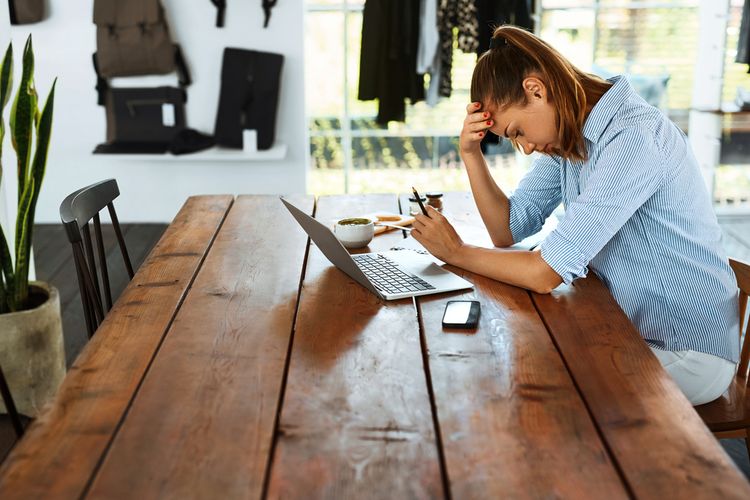 Salah satu tanda burnout di tempat kerja adalah merasa benar-benar lelah, bahkan saat libur pun rasanya tidak tenang. 