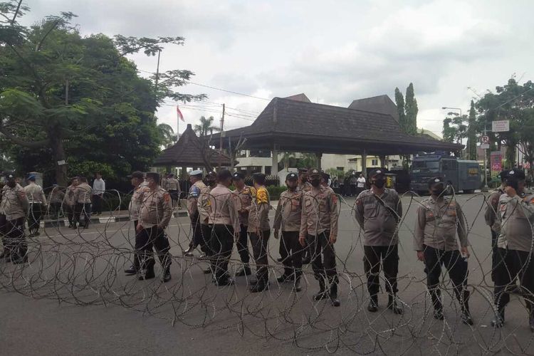 Polisi memasang kawat berduri menjelang aksi demo penolakan kenaikan harga BBM yang berlangsung di gedung DPRD Sumsel, Senin (5/9/2022).