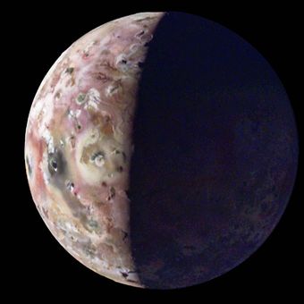 Instrumen JunoCam pada wahana Juno milik NASA menangkap pemandangan bulan Jupiter Io ? dengan gambar pertama wilayah kutub selatannya ? selama penerbangan lintas Jupiter ke-60 pada tanggal 9 April. Klik untuk memperbesar. 