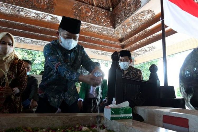 Menteri Perencanaan Pembangunan Nasional (PPN)/Kepala Bappenas Suharso Monoarfa (tengah) berziarah ke makam Presiden Soekarno saat berkunjung ke Blitar, Jawa Timur, Jumat (01/10).