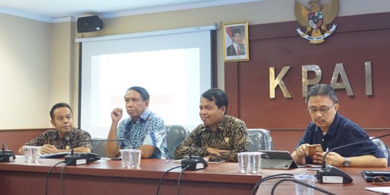 Komisioner KPAI Bidang Hak Sipil Jasra Putra, Ketua Komisi II Zainuddin Amali, Ketua KPAI Susanto, MA dan Ketua Tepi Indonesia Jerry Sumampow di gedung KPAI, Jakarta, Jumat (6/4/2018).  