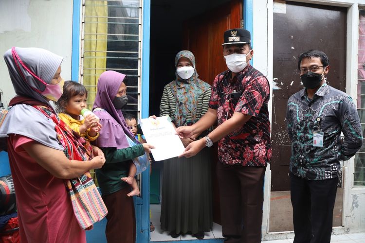 Keluarga petugas PPSU Kelurahan Kelapa Gading Timur, Jakarta Utara yang menjadi korban pembegalan menerima secara simbolis bantuan biaya pengobatan gratis dari perwakilan Wali Kota Jakarta Utara dan BPJS Ketenagakerjaan, Kamis (24/2/2022).