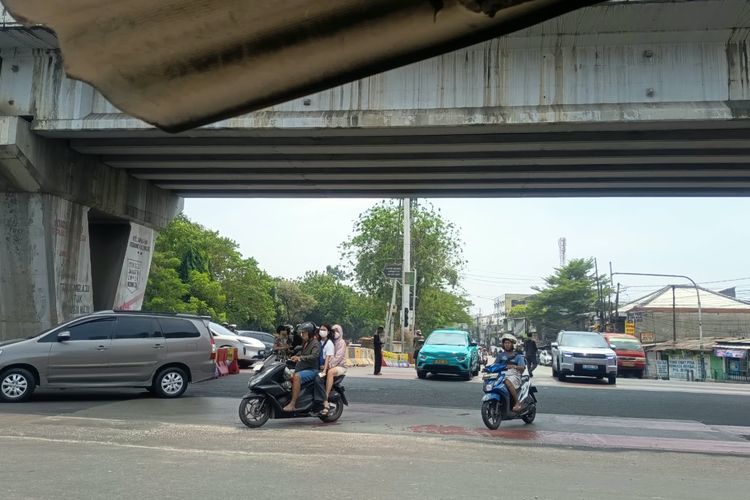 “Petugas Lengah, Dibongkar Lagi”, Pak Ogah Nakal Bongkar Barrier di U-Turn Flyover Pesing Jakbar