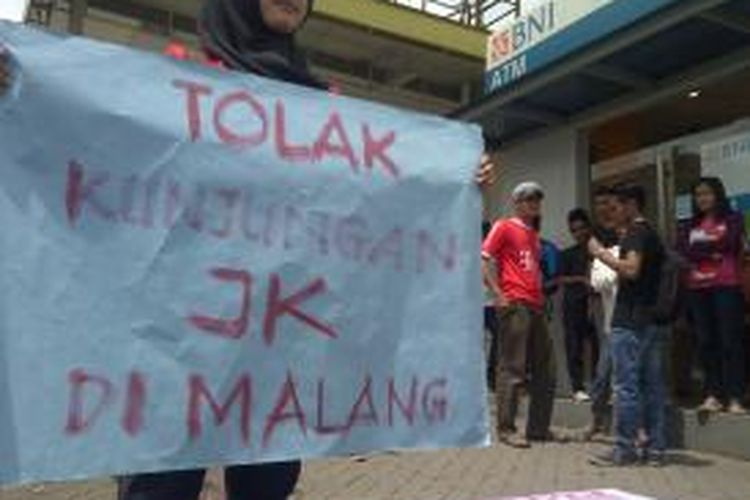 Belasan mahasiswa di Malang, Jawa Timur, tolak kedatangan Wakil presiden Jusuf Kalla di Malang.Sabtu (6/12/2014).
