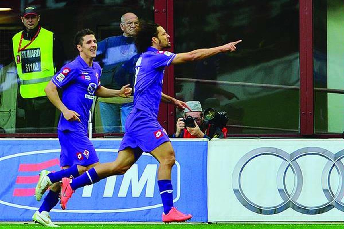 Pemain Fiorentina, Amauri Carvalho de Oliveira (kanan), bersukacita setelah mencetak gol pada laga Serie A antara AC Milan dan Fiorentina di Stadion San Siro, Milan, Italia, Sabtu (7/4). Milan kalah 1-2.