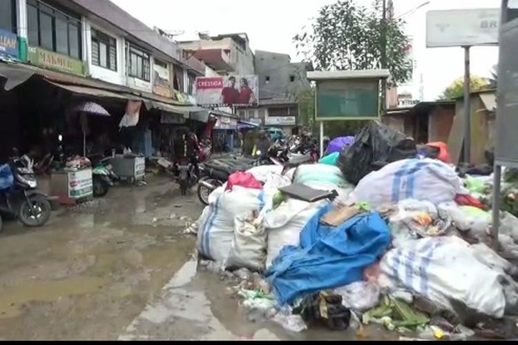 Sampah yang menumpuk jalanan di Kabupaten Polewali Mandar, Sulawesi Barat.