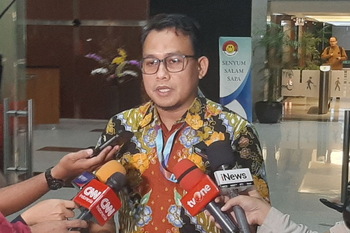Plt Juru Bicara KPK Ali Fikri memberi keterangan kepada wartawan di Gedung Merah Putih KPK, Kamis (13/2/2020).