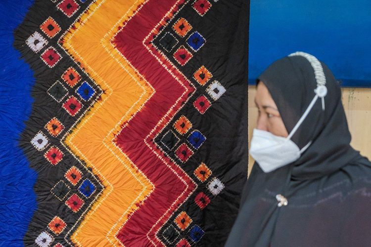 Ilustrasi kain sasirangan di Kalimantan Selatan. Warna pada kain tersebut berasal dari pewarna alami. 