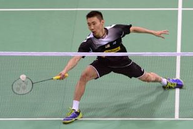 Pebulu tangkis Malaysia, Lee Chong Wei, mengembalikan kok ke arah pemain Denmark, Jan O Jorgensen, pada perempat final Piala Thomas 2014 di Siri Fort Indoor Stadium, New Delhi, India, Kamis (22/5/2014).