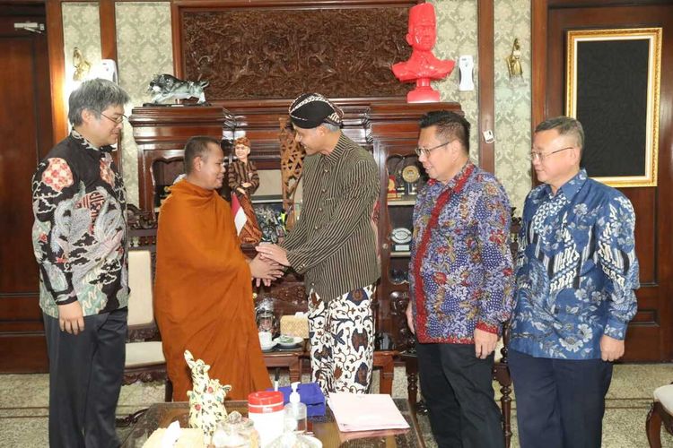 Ganjar Pranowo menemui perwakilan umat Budha di rumah dinasnya, Kamis (4/5/2023).