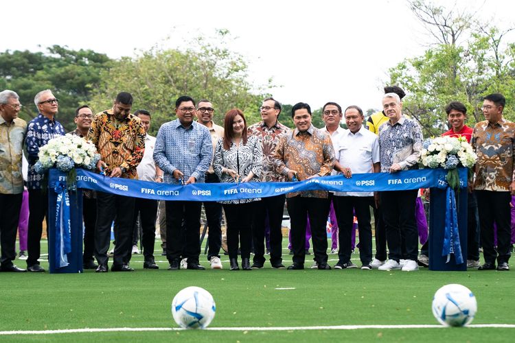 Ketua Umum PSSI Erick Thohir, FIFA Council Member Kanya Keomany, FIFA Lead Regional Office Lavin Vignesh, Direktur Utama Bank Mandiri Darmawan Junaidi, serta direksi dan manajemen Bank Mandiri meresmikan lapangan mini soccer yang diberi nama FIFA ARENA di Kawasan Mandiri Wijayakusuma, Jakarta, Selasa (6/5/20255). 