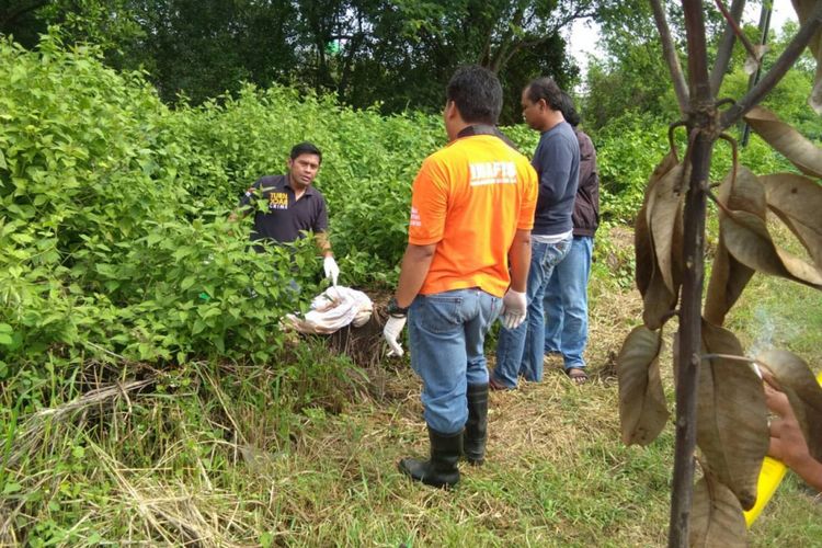 Polisi mengidentifikasi lokasi ditemukannya mayat terbungkus sprei di Jalan Raya Romokalisari Surabaya, Kamis (17/1/2019)