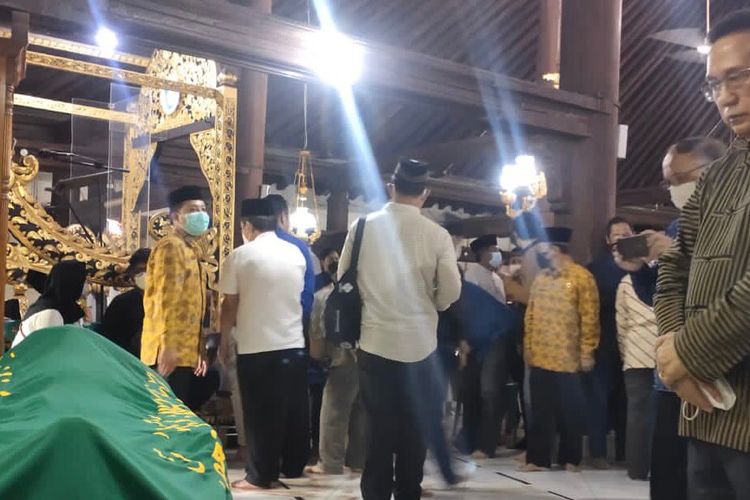 Ketua Persekutuan Gereja-gereja Indonesia (PGI) Gomar Gultom ketika melayat ke Masjid Gedhe Kauman, Yogyakarta, tempat jenazah Buya Syafii Maarif disemayamkan, Jumat (27/5/2022).