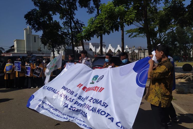Puluhan massa yang tergabung dalam Forum Masyarakat Peduli Pendidikan (FMPP) Kota Cimahi menggelar aksi unjuk rasa di depan Kantor DPRD Kota Cimahi, Jawa Barat, Senin (17/7/2023).