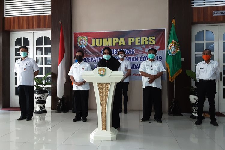 Bupati Kendal, saat melakukan jumpa pers. KOMPAS.COM/SLAMET PRIYATIN