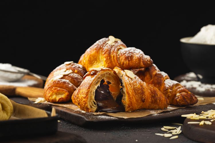 Ilustrasi croissant isi cokelat.