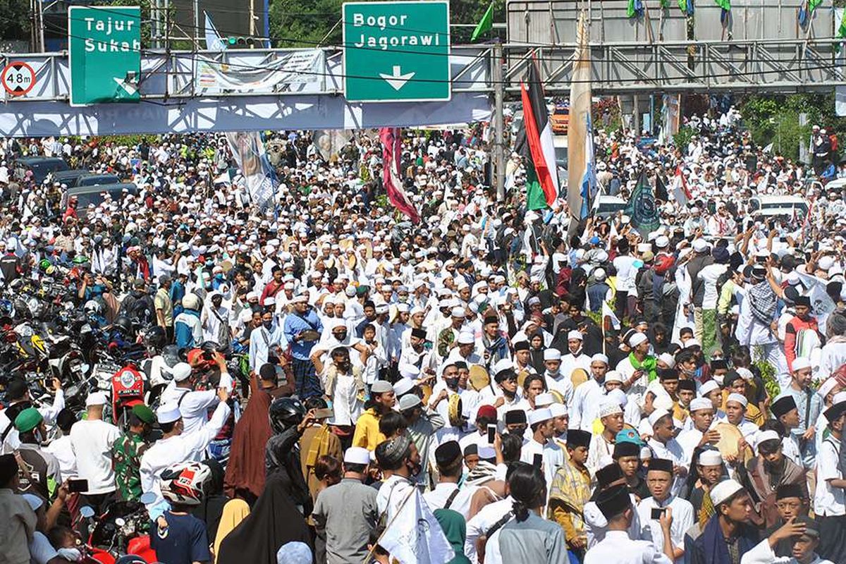 Ribuan jamaah menyambut kedatangan Pemimpin Front Pembela Islam (FPI) Rizieq Shihab di jalur Puncak, Simpang Gadog, Ciawi, Kabupaten Bogor, Jawa Barat, Jumat (13/11/2020). Rizieq Shihab dijadwalkan mengunjungi Pondok Pesantren (Ponpes) Alam Agrokultural Markaz Syariah DPP FPI, Megamendung, Kabupaten Bogor untuk melaksanakan shalat Jumat berjamaah sekaligus peletakan batu pertama pembangunan masjid di Ponpes tersebut.