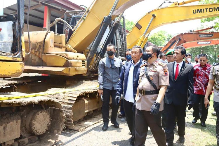 Kapolda Jateng, Irjen Pol Ahmad Luthfi saat konferensi pers terkait illegal mining di lapangan apel Kompi 4 Batalyon A Pelopor Satbrimobda Jateng di Kabupaten Pati, Kamis (13/10/2022).