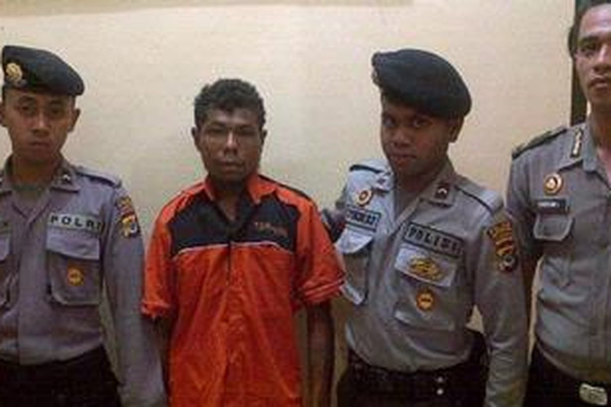 Moses Kosat (24) Pemerkosa Seorang Nenek Saat Diamankan Polisi di Sel Mapolres Timor Tengah Utara (TTU), Nusa Tenggara Timur, Rabu (21/11/2012)