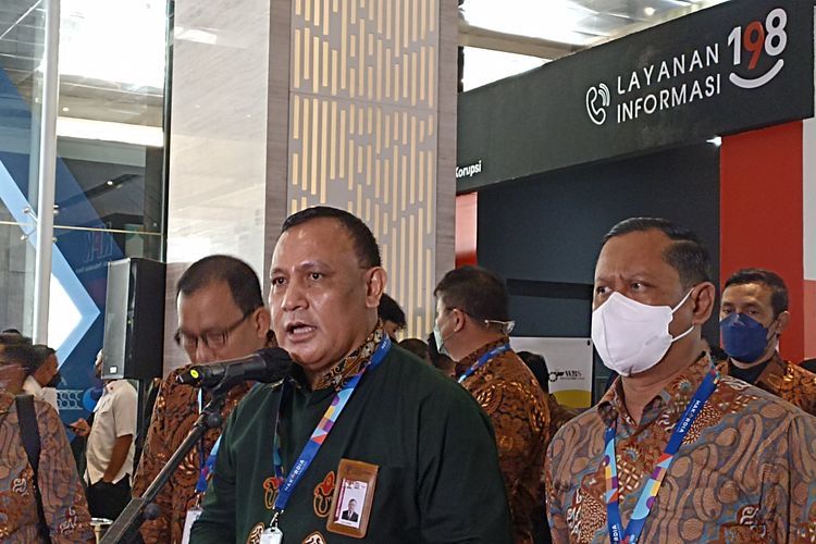 Ketua KPK FIrli Bahuri menyampaikan konferensi pers terkait peringatan Hari Antikorupsi Sedunia (Hakordia) di Hotel Bidakara, Jakarta Selatan, Jumat (9/12/2022).