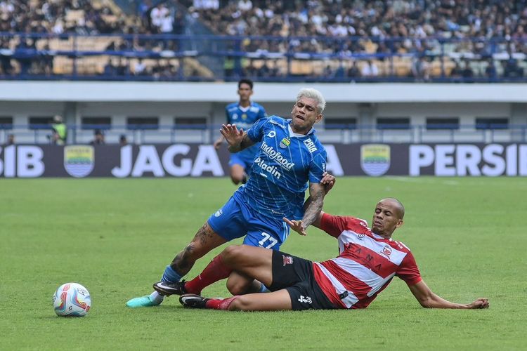 Duel perebutan bola antara Ciro Alves (77) dengan Cleberson Martins (4) dalam laga pekan pertama Liga 1 2023-2024 antara Persib vs Madura United di Stadion Gelora Bandung Lautan Api, Minggu (2/7/2023).