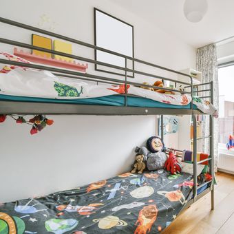 Ilustrasi tempat tidur tingkat besi di kamar tidur anak.