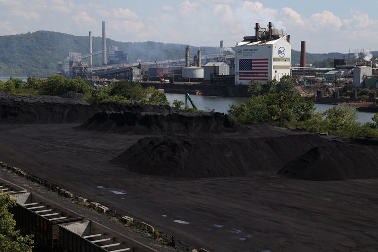 Pemandangan pabrik baja US Steel di Clairton Coke Works, setelah terjadi ledakan yang menewaskan dua orang di Kota Clairton, Negara Bagian Pennsylvania, Amerika Serikat, 11 Agustus 2025.