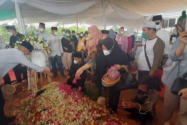 Prosesi pemakaman Percha Leanpuri yang merupakan putri sulung Gubernur Sumsel Herman Deru, Jumat (20/8/2021).