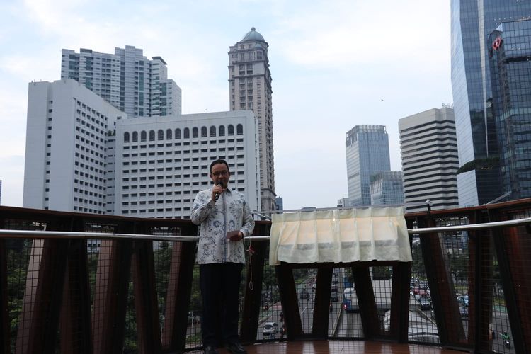 Gubernur DKI Jakarta Anies Baswedan meresmikan jembatan penyebrangan orang (JPO) yang juga berfungsi sebagai jembatan penyebrangan sepeda (JPS) Tematik Phinisi Karet Sudirman, Kamis (10/3/2022).