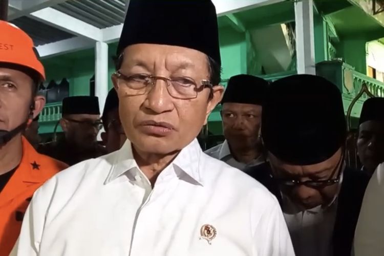 Menag Nasaruddin Umar meninjau lokasi reruntuhan bangunan Ponpes Al-Khoziny Sidoarjo, Selasa (30/9/2025)
