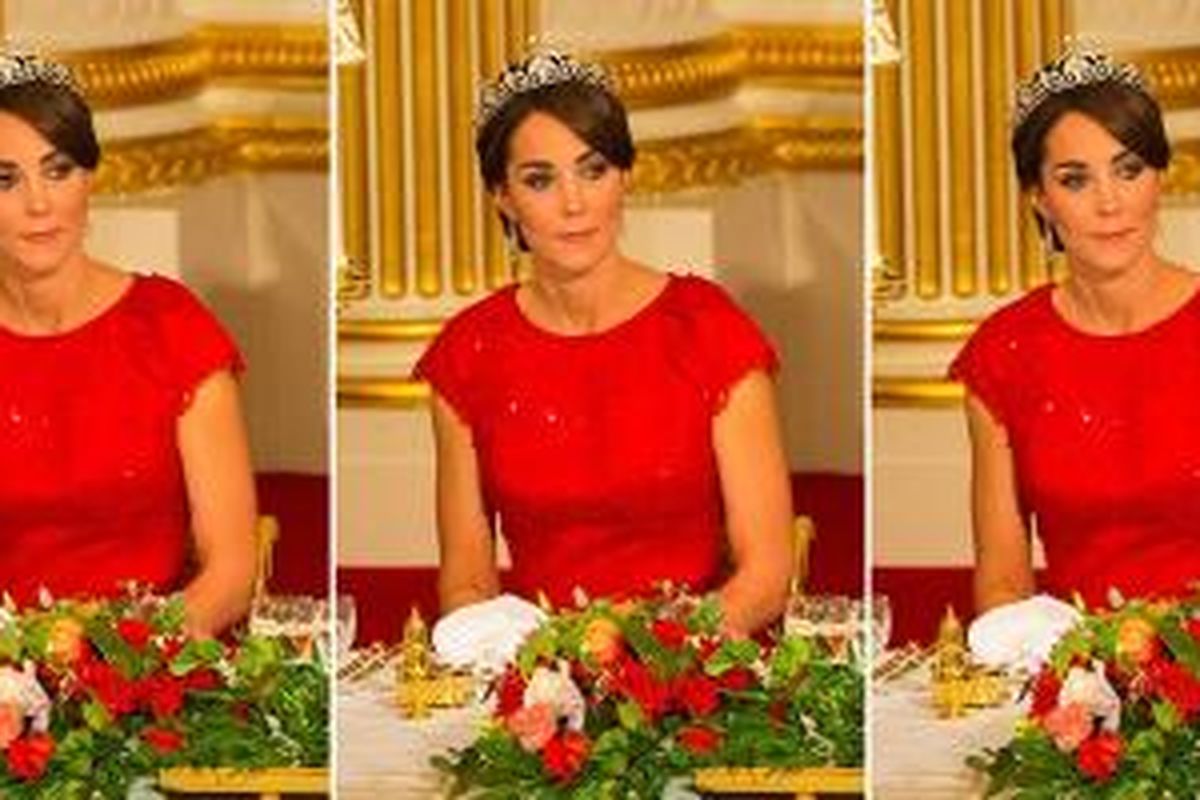 Gaun merah rancangan Jenny Packham tampak berkilau dikenakan Kate Middelton di acara jamuan kenegeraan dengan Presiden China. 