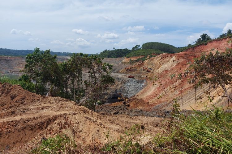 Sepanjang 3 kilometer jalan milik Provinsi Bengkulu yang ada di di Desa Gunung Payung, Kecamatan Pinang Raya, Kabupaten Bengkulu Utara, Provinsi Bengkulu tak dapat dimanfaatkan karena dikeruk perusahaan batu bara sejak tahun 2018.